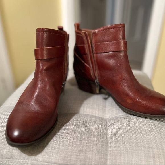 Classic Vince Camuto ankle boots in a gorgeous rich brown. - Picture 5 of 7